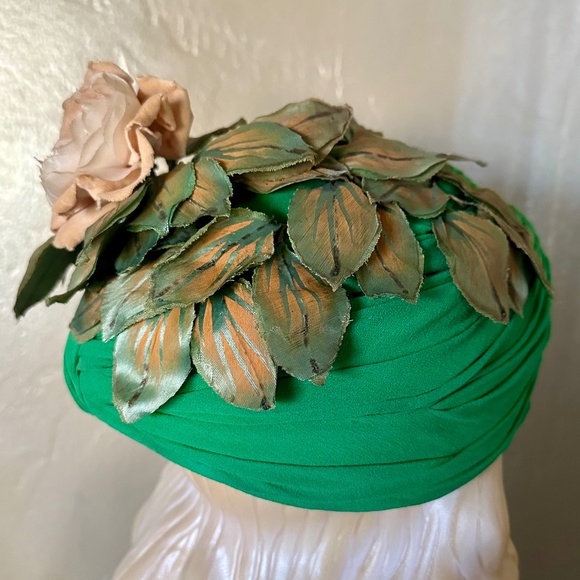 LILLY DACHE VINTAGE STRUCTURED TURBAN IN GREEN SILK WITH FABRIC LEAVES AND ROSE